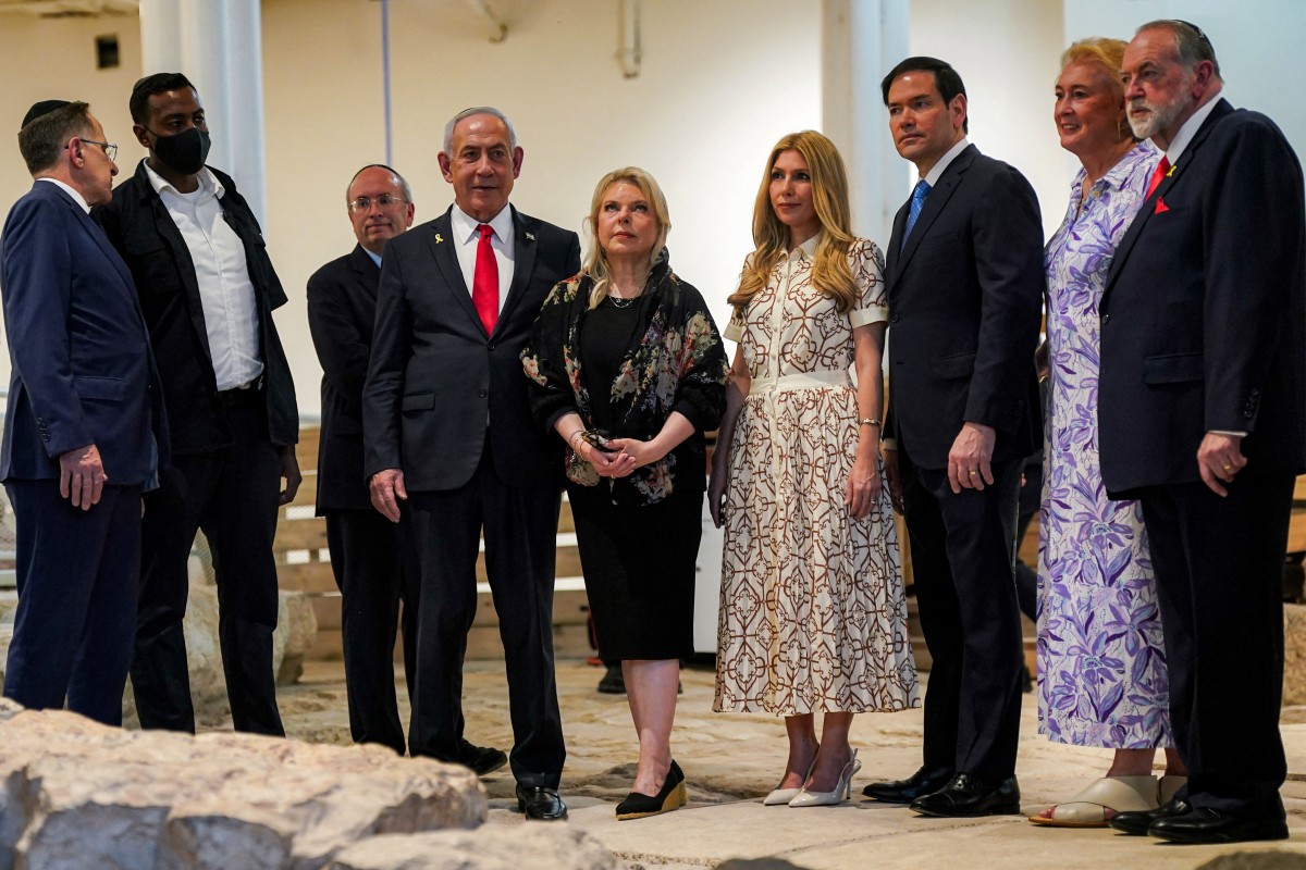 روبيو وزوجته في إسرائيل (أ ف ب)