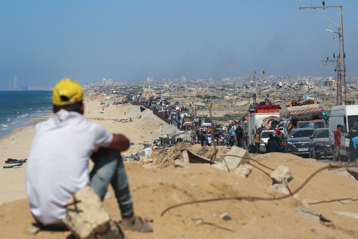 يغادرون المناطق المهددة في غزة (أ ف ب)