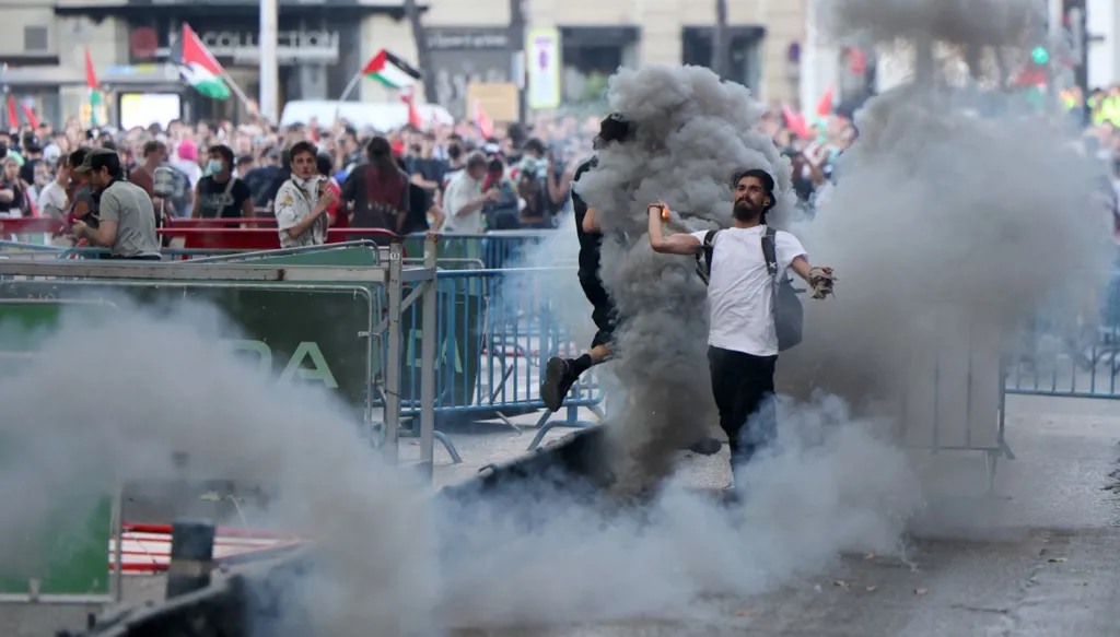 "فلسطين فازت"... أوسع انتشار للشرطة في طواف إسبانيا منذ قمة الناتو لكنه فشل أمام الموجة البشرية