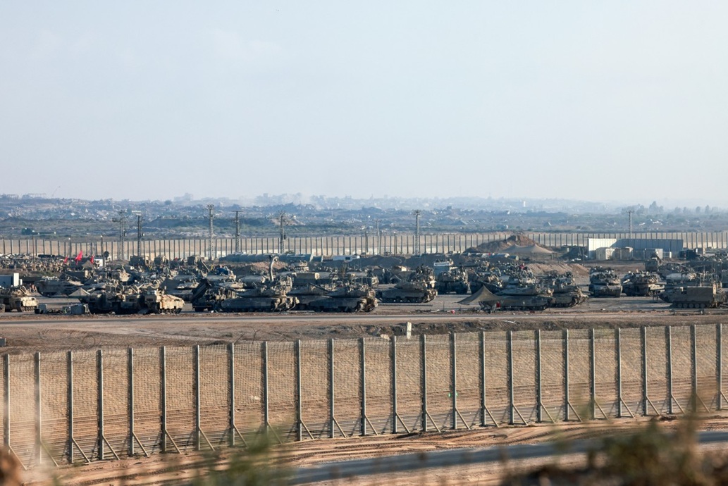 مركبة مدرعة عسكرية إسرائيلية تتحرك بالقرب من السياج الحدودي في الأراضي الفلسطينية المحاصرة (أ ف ب)