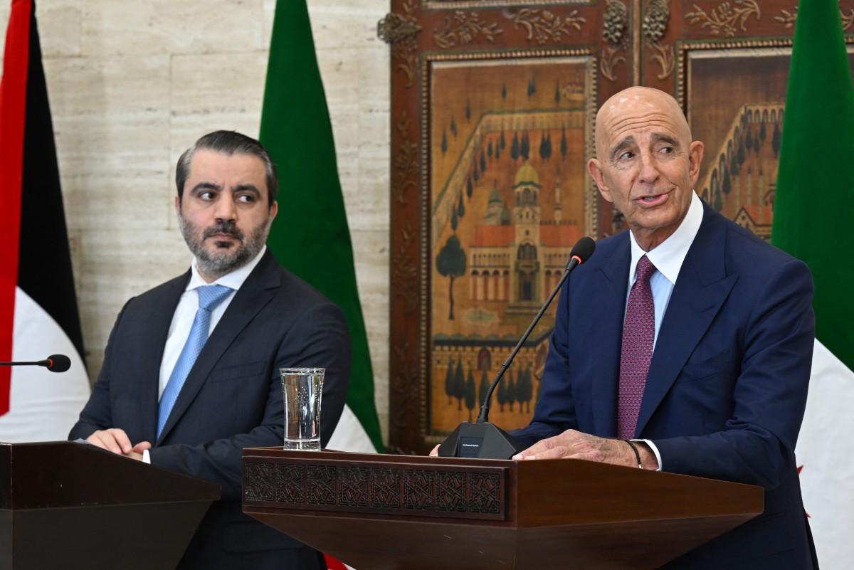 وزير الخارجية السوري أسعد الشيباني والمبعوث الأميركي توم برّاك. (أ ف ب)