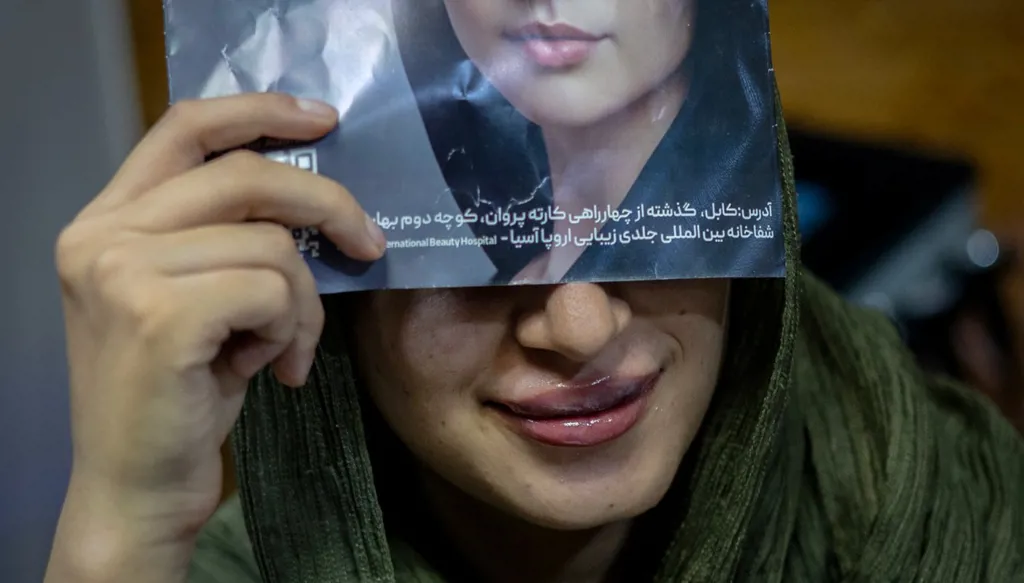 رغم قيود طالبان الصارمة... البوتوكس مباح في كابول وتصفيف الشعر محظور