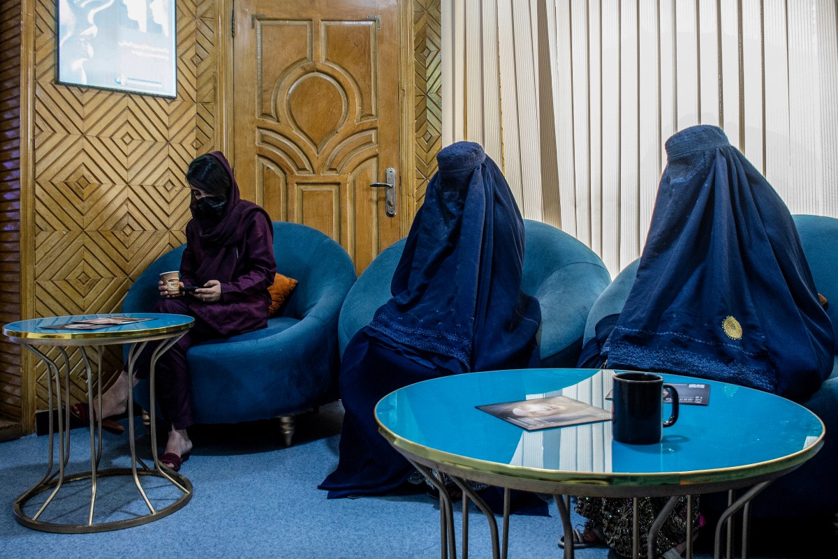 ينتظرن في عيادة تجميل (أ ف ب)