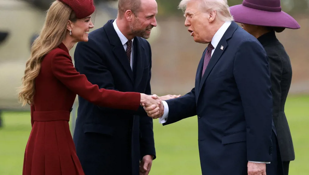 ترامب يُصفاح ولي العهد البريطاني الأمير وليام والأميركة كيت (أ ف ب)..