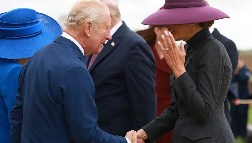 كاميلا ترامب تُصافح الملك تشارلز (أ ف ب).