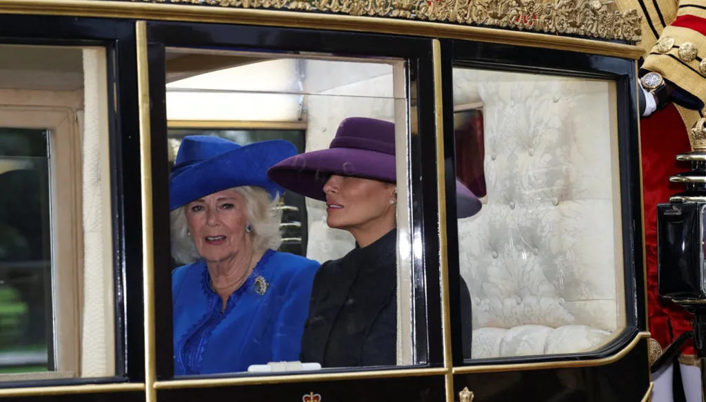السيدة الأميركية الاولى كاميلا ترامب والملكة كاميلا في العربة الملكية (أ ف ب).