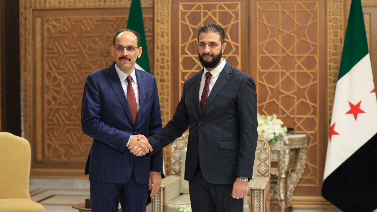 الرئيس السوري أحمد الشرع مستقبلاً رئيس الاستخبارات التركية إبراهيم كالن في دمشق. (أ ف ب)