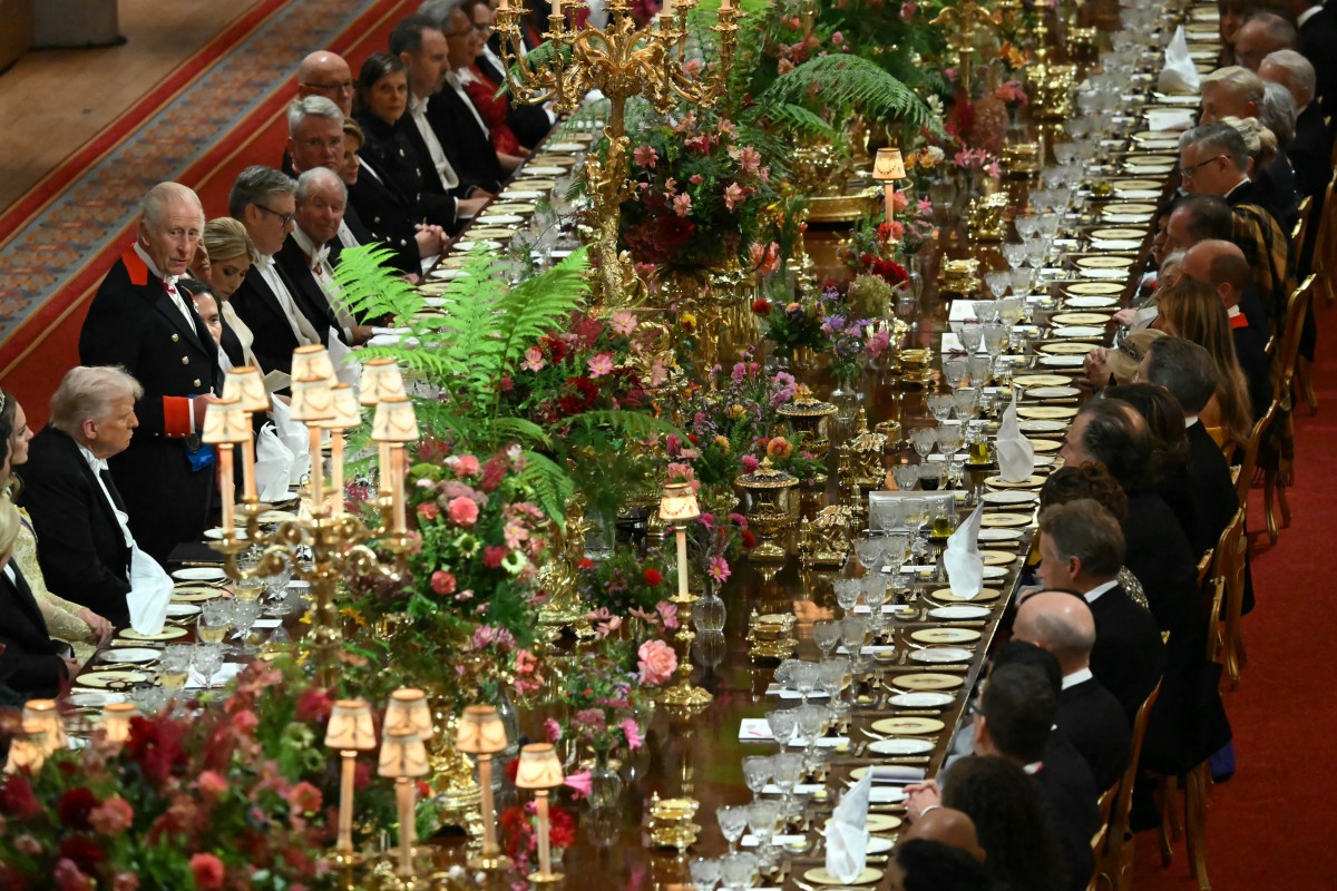 ترامب خلال تواجده  بمأدبة رسمية في قلعة وندسور (أ ف ب)