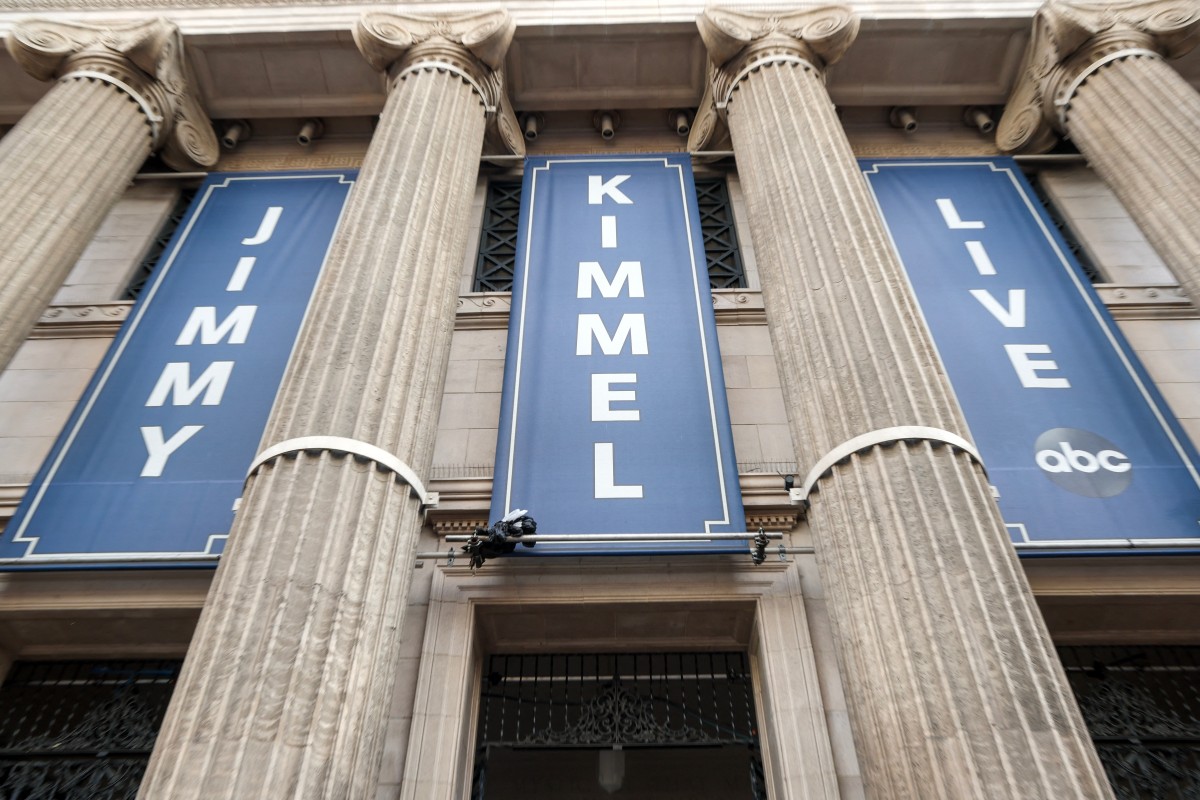 لافتة خارج مركز إل كابيتان للترفيه في هوليوود بوليفارد، حيث يُبث برنامج جيمي كيميل لايف! (أ ف ب)