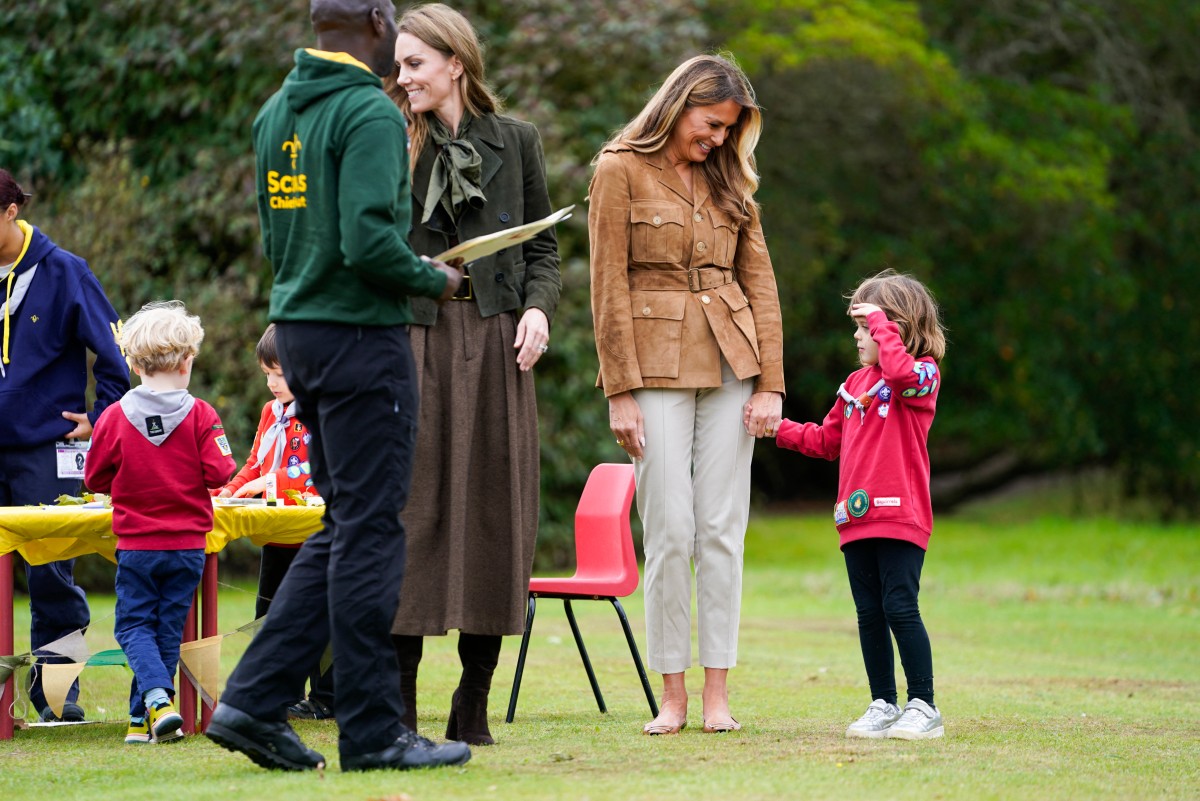ميلانيا ترامب تتألّق بتصميم رالف لورين الكاجوال في بريطانيا (أ.ف.ب)