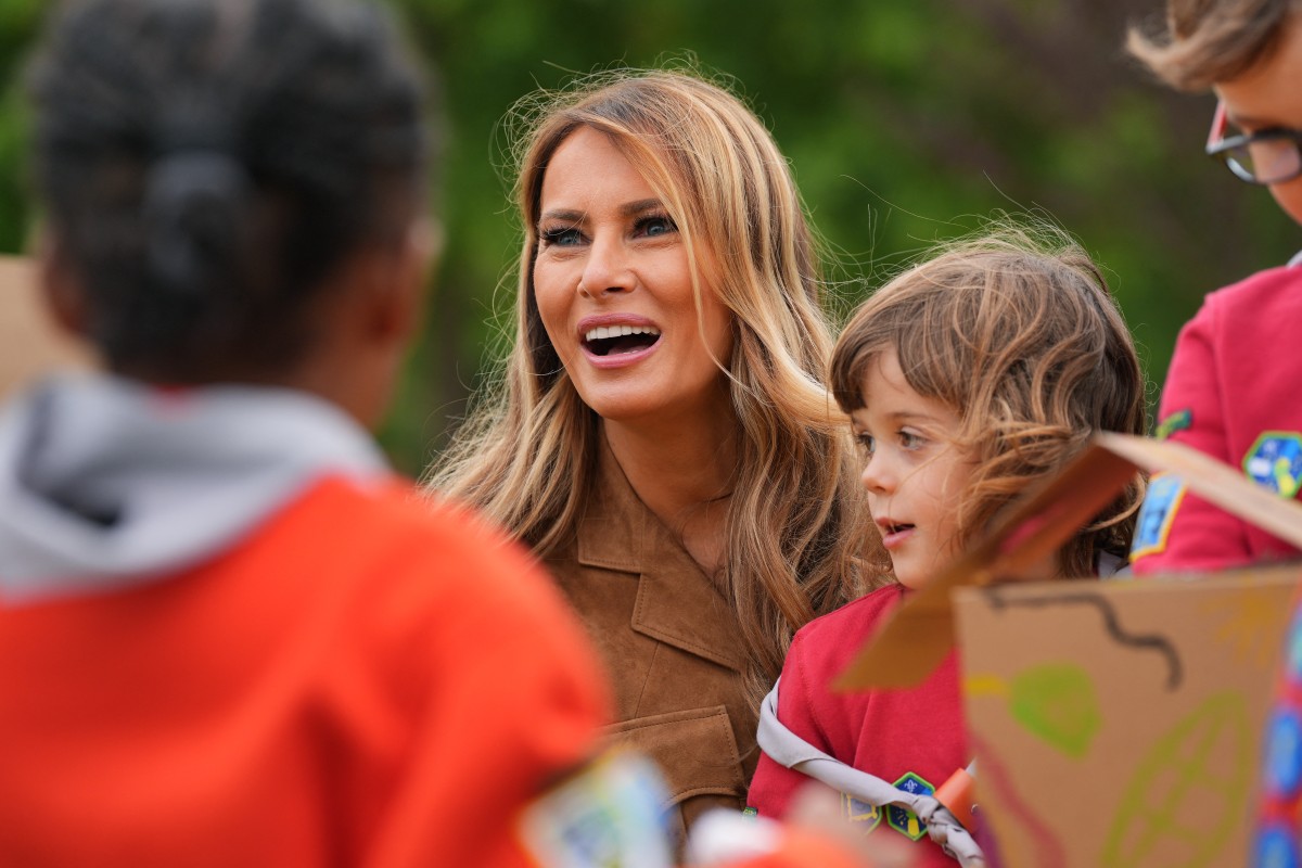 مكياج ميلانيا ترامب الملطخ للوك خريف 2025 (أ.ف.ب)