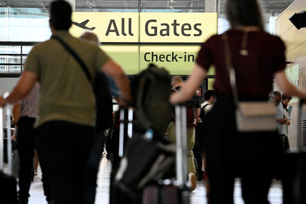 الركاب يصطفون لإتمام إجراءات السفر في مبنى الركاب 1 بمطار برلين براندنبورغ (أ ف ب)