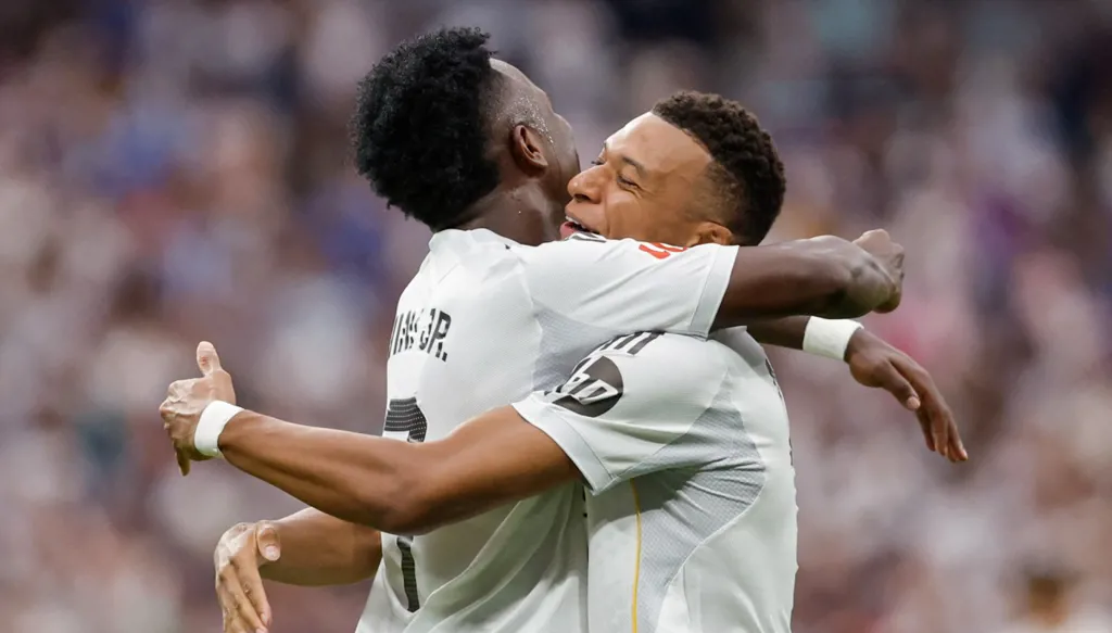 ريال مدريد يتصدر الدوري الإسباني بثنائية في شباك إسبانيول