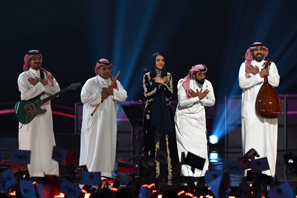 عرض عري في المسابقة الغنائية (أ ف ب).