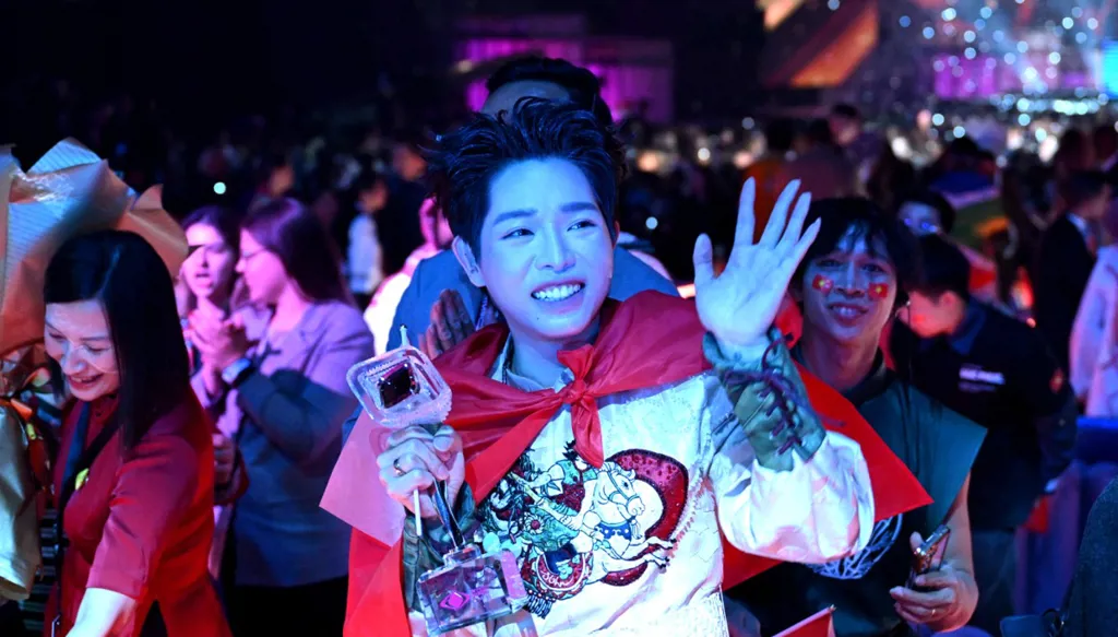 الفنان الفيتنامي المشارك بالمسابقة يتسلّم الجائزة (أ ف ب).