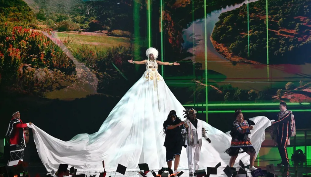 من عروض المسابقة الغنائية في روسيا (أ ف ب).