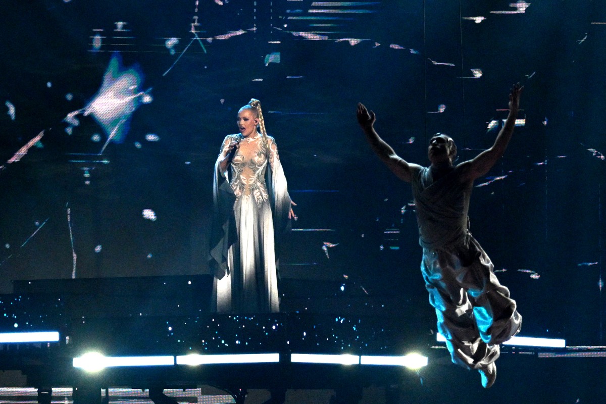 عرض غنائي لمغنية من بيلاروسيا (أ ف ب).