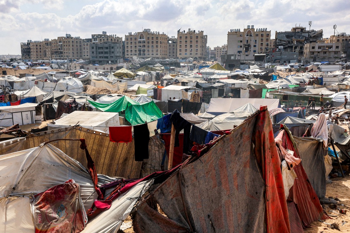 خيام تؤوي الفلسطينيين النازحين في خان يونس بجنوب قطاع غزة (أ ف ب). 