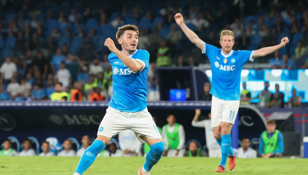 نابولي يكتب فصلاً جديداً... الأفضل بلا هزيمة في الدوريات الكبرى