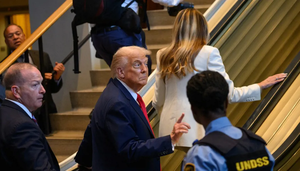 ترامب وزوجته ميلانيا خلال توقّف المصعد الكهربائي في الأمم المتحدة (أ ف ب).