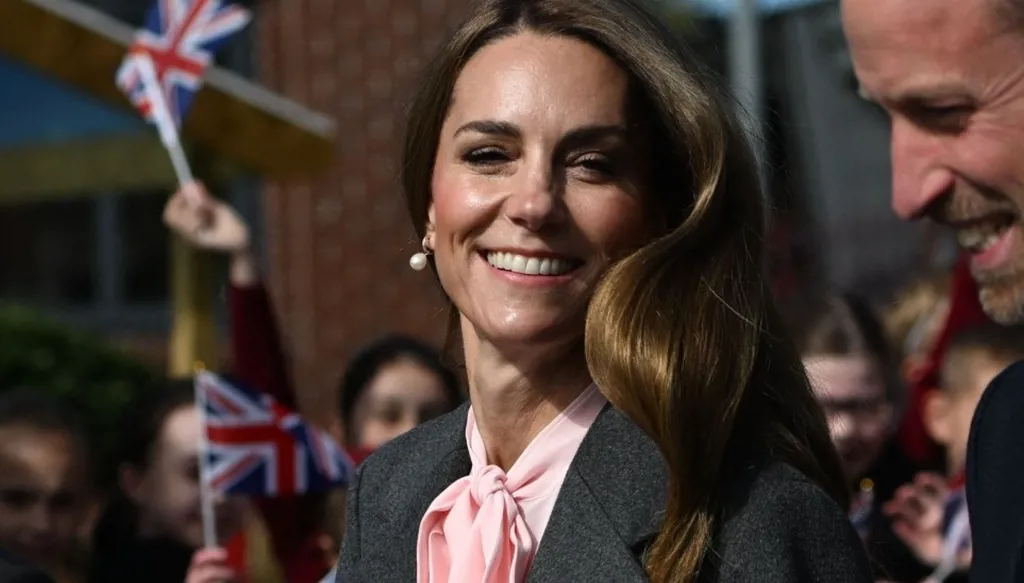 كيت ميدلتون تتألّق بمعطف رماديّ من متجر عملت فيه سابقاً خلال جولة مؤثرة في ساوثبورت (صور)