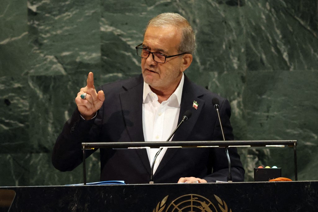 الرئيس الإيراني مسعود بزشكيان يتحدث خلال المناقشة العامة للجمعية العامة للأمم المتحدة في مقر الأمم المتحدة في مدينة نيويورك. (أ ف ب)