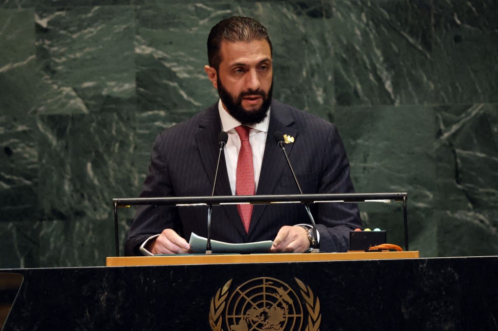 الشرع يقول إن التطبيع والسلام ليسا مطروحين، وقضية الجولان مؤجلة حتى إشعار آخر. (أ ف ب)