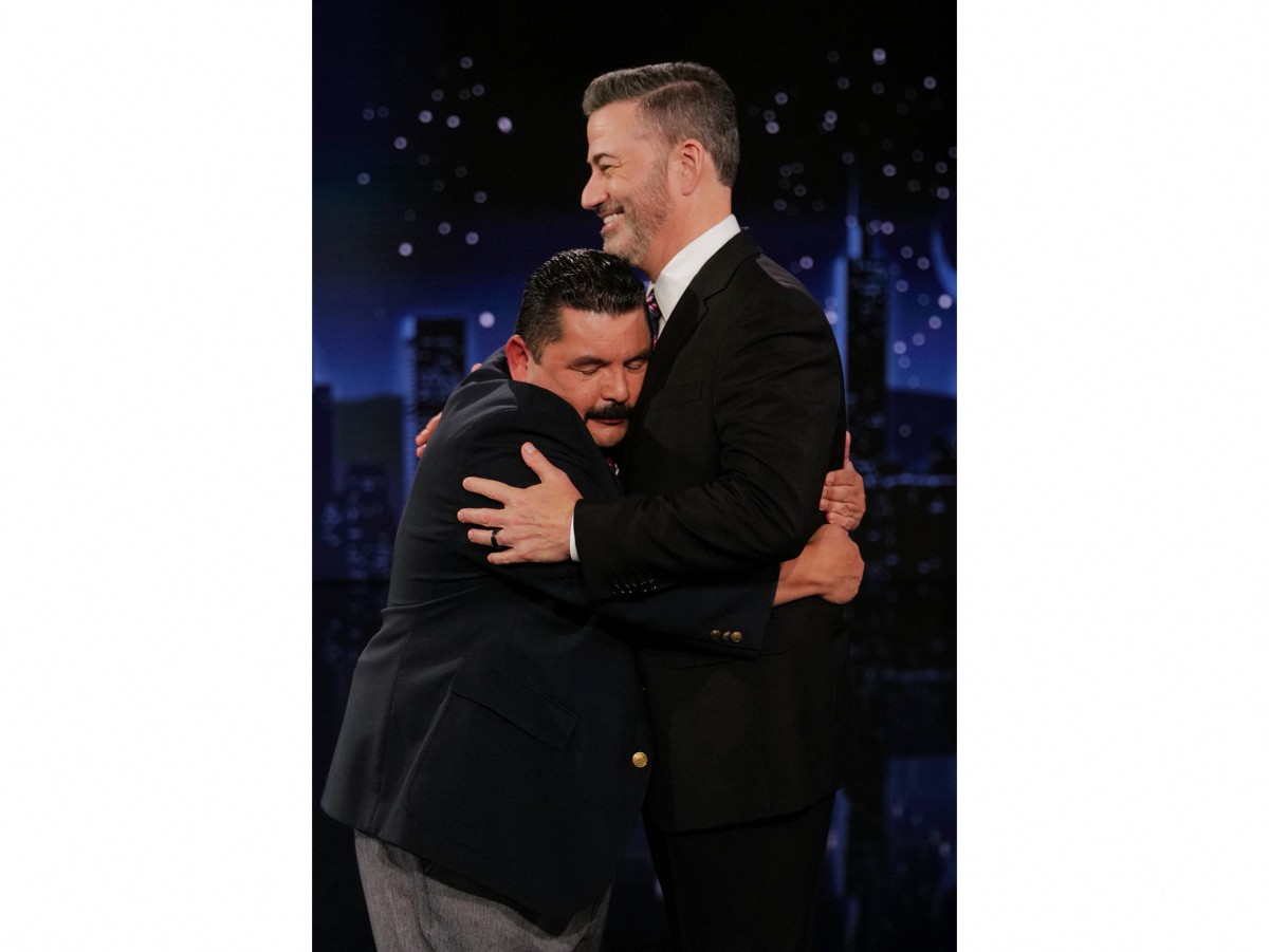 جيمي كيميل وهو يعانق جييرمو رودريغيز أثناء تسجيل برنامج 