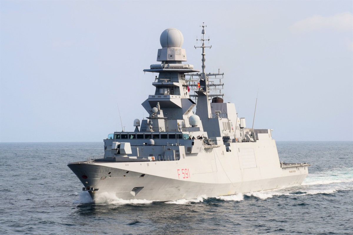 الفرقاطة الإيطالية فيرجينيو فاسان (F 591) في البحر. (أ ف ب)