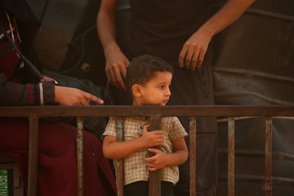 طفل فلسطيني نازح مع أسرته وسط قطاع غزة. (أ ف ب)