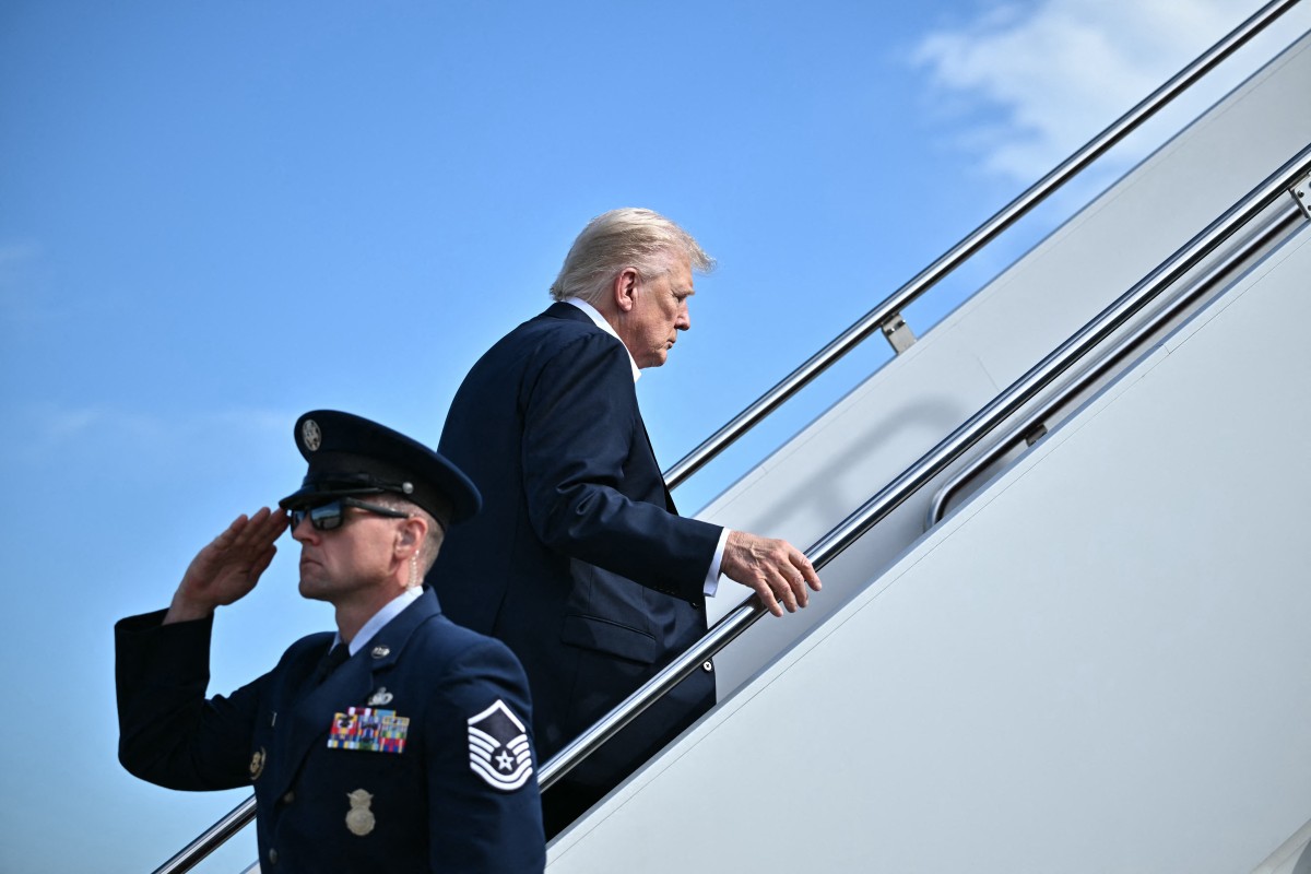 ترامب يصعد إلى مروحيته (أ ف ب).