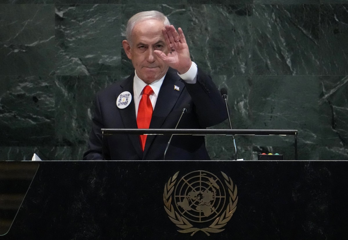 رئيس الوزراء الإسرائيلي بنيامين نتنياهو يلوّح بيده بعد إلقائه كلمته أمام الجمعية العامة للأمم المتحدة في نيويورك. (أ ف ب)