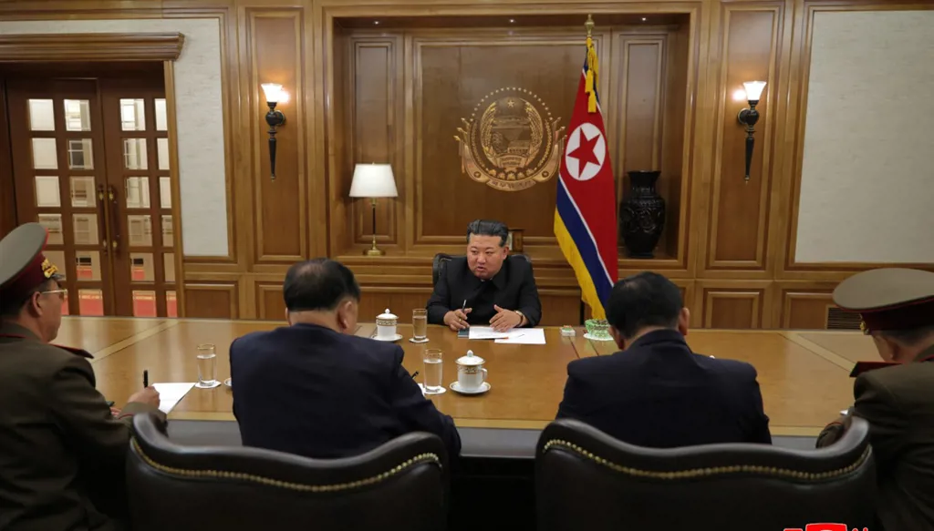 زعيم كوريا الشمالية يدعو إلى "شحذ الدرع والسيف" النوويين