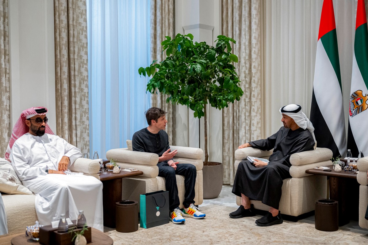 الشيخ محمد بن زايد والشيخ طحنون بن زايد وسام ألتمان.(أف ب)