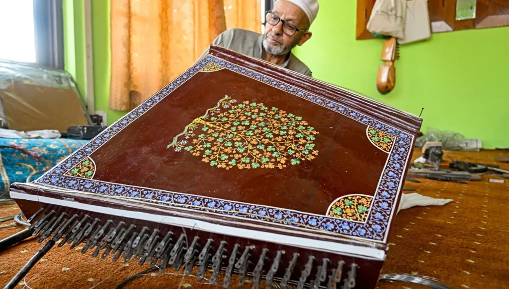 الجيل الثامن والأخير لصناعة السانتور الكشميرية...قيثارة بمئة وتر
