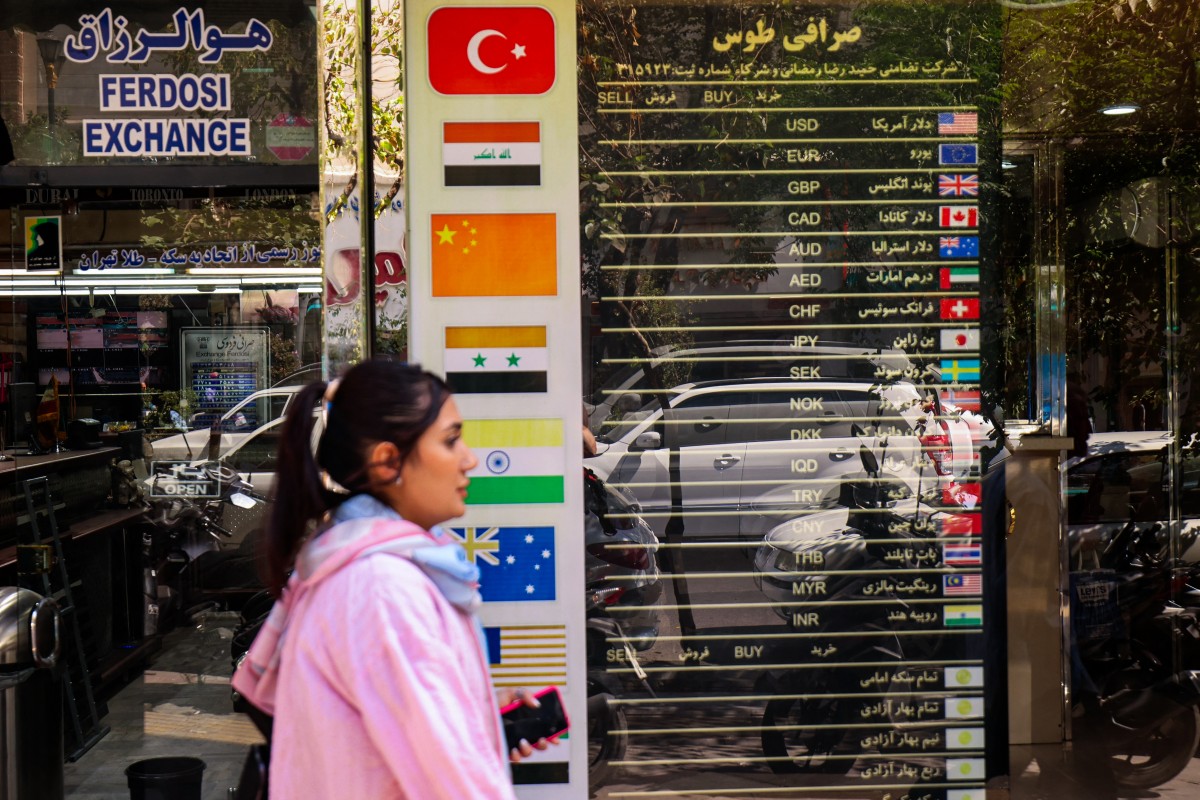 لوحة إلكترونية تعرض أسعار صرف العملات في ميدان فردوسي في العاصمة الإيرانية طهران