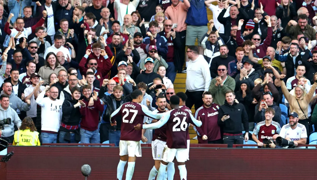 أستون فيلا يحقق فوزه الأول في الدوري الإنكليزي