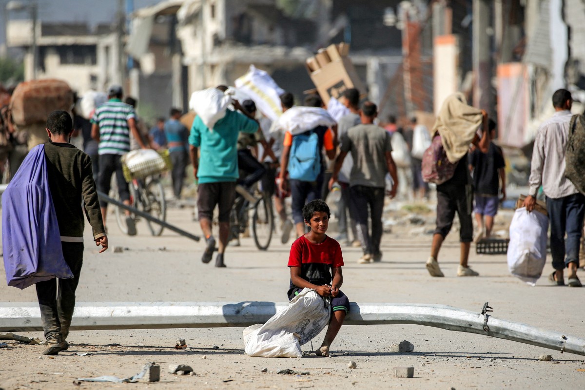 نزوح من قطاع غزة (أ ف ب).