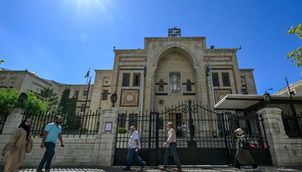 انتخاب وتعيين... ماذا نعرف عن الآلية الجديدة لتشكيل مجلس الشعب السوري؟
