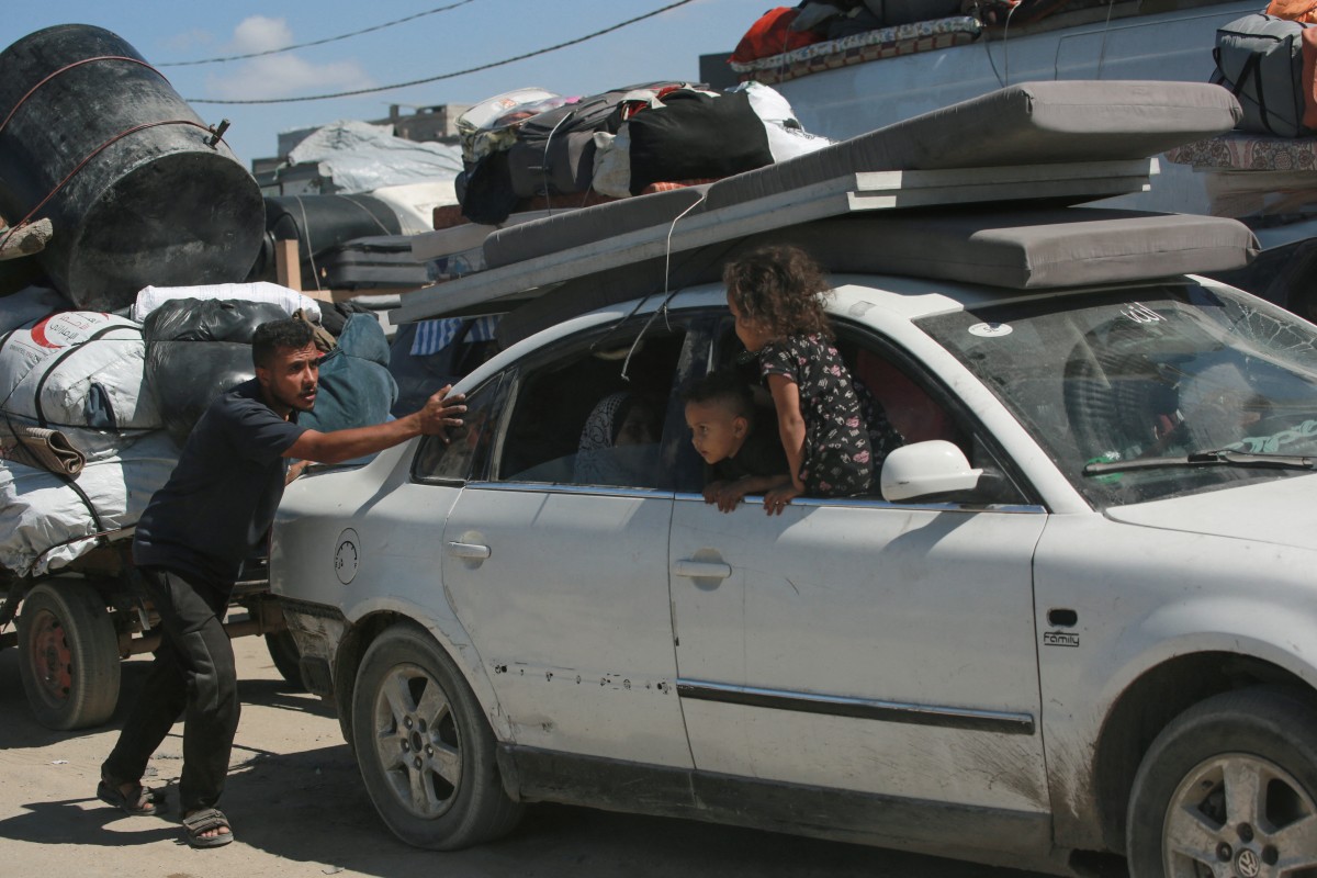 فلسطينيون أثناء النزوح (أ ف ب).