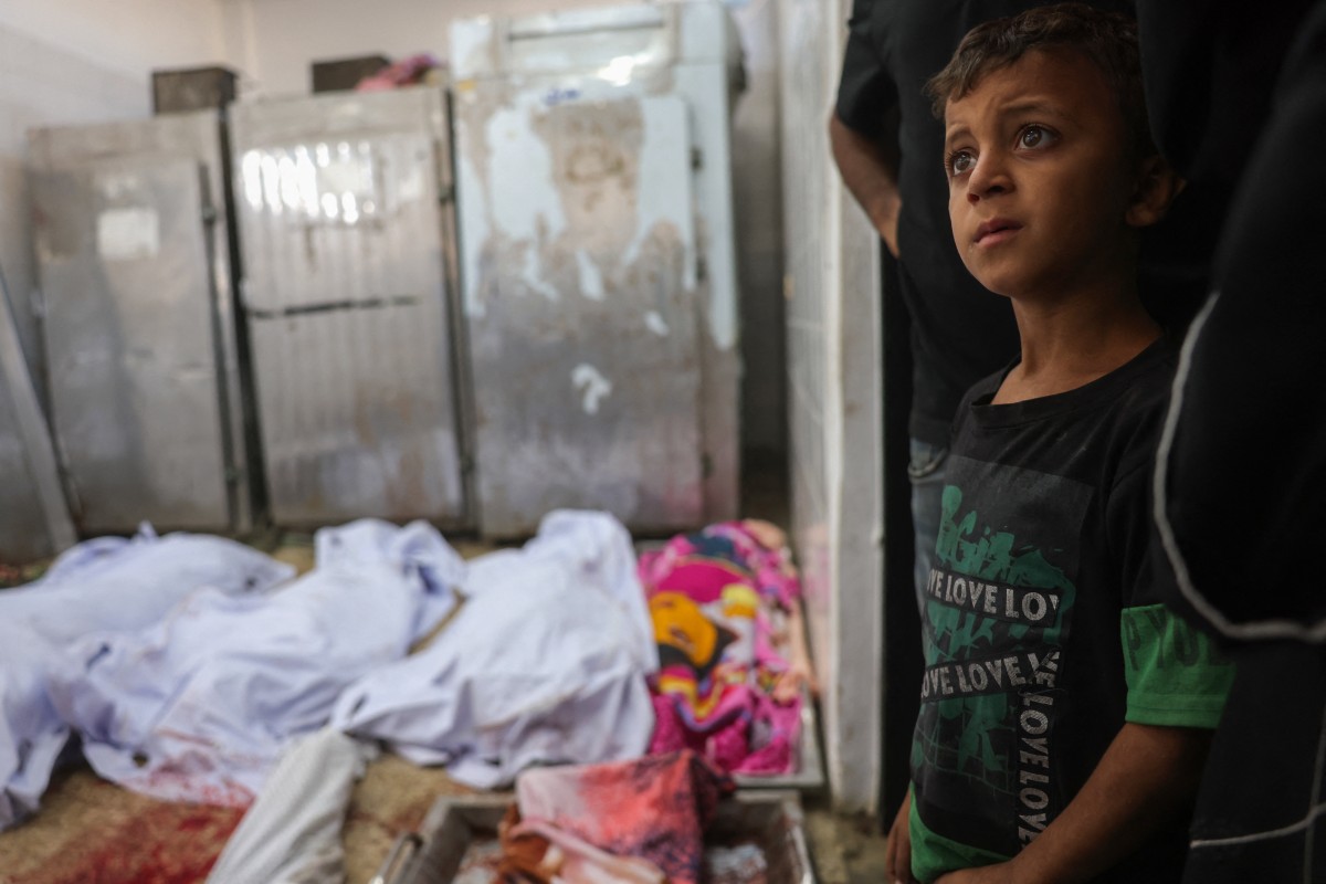 طفل فلسطيني يعيش في خيمة داخل القطاع (أ ف ب)