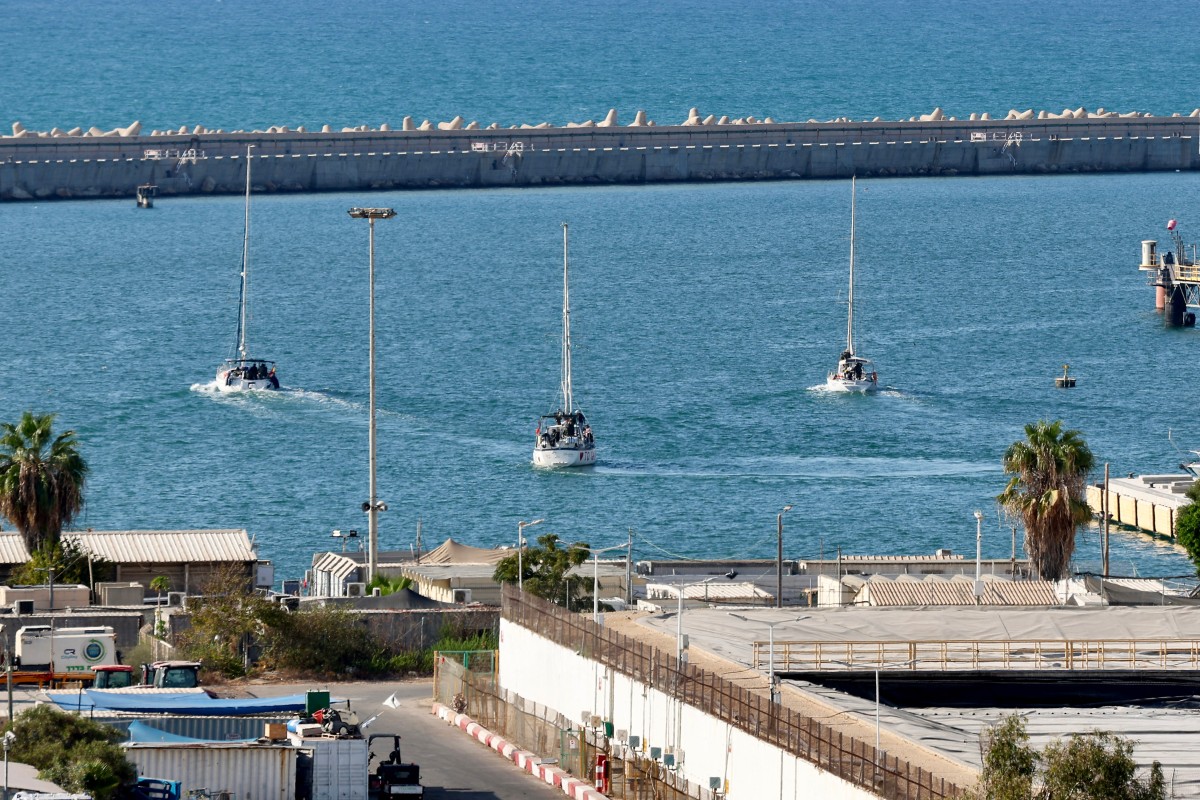 وصلت قوارب أسطول الصمود العالمي التي اعترضتها القوات الإسرائيلية في البحر الأبيض المتوسط ​​قبالة مياه قطاع غزة، إلى ميناء أشدود الجنوبي. (أ ف ب)