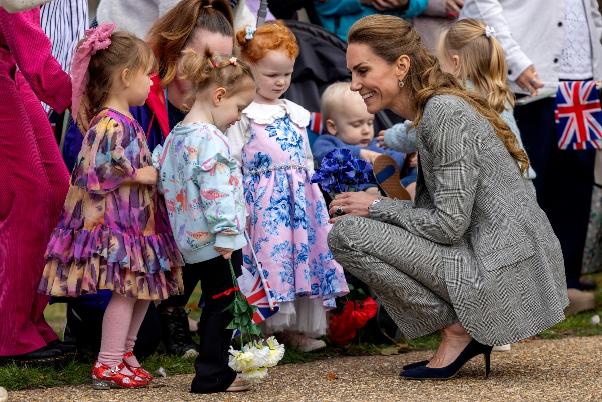 كيت ميدلتون مع الاطفال خلال زيارتها لقاعدة كونينغسبي (أ.ف.ب)