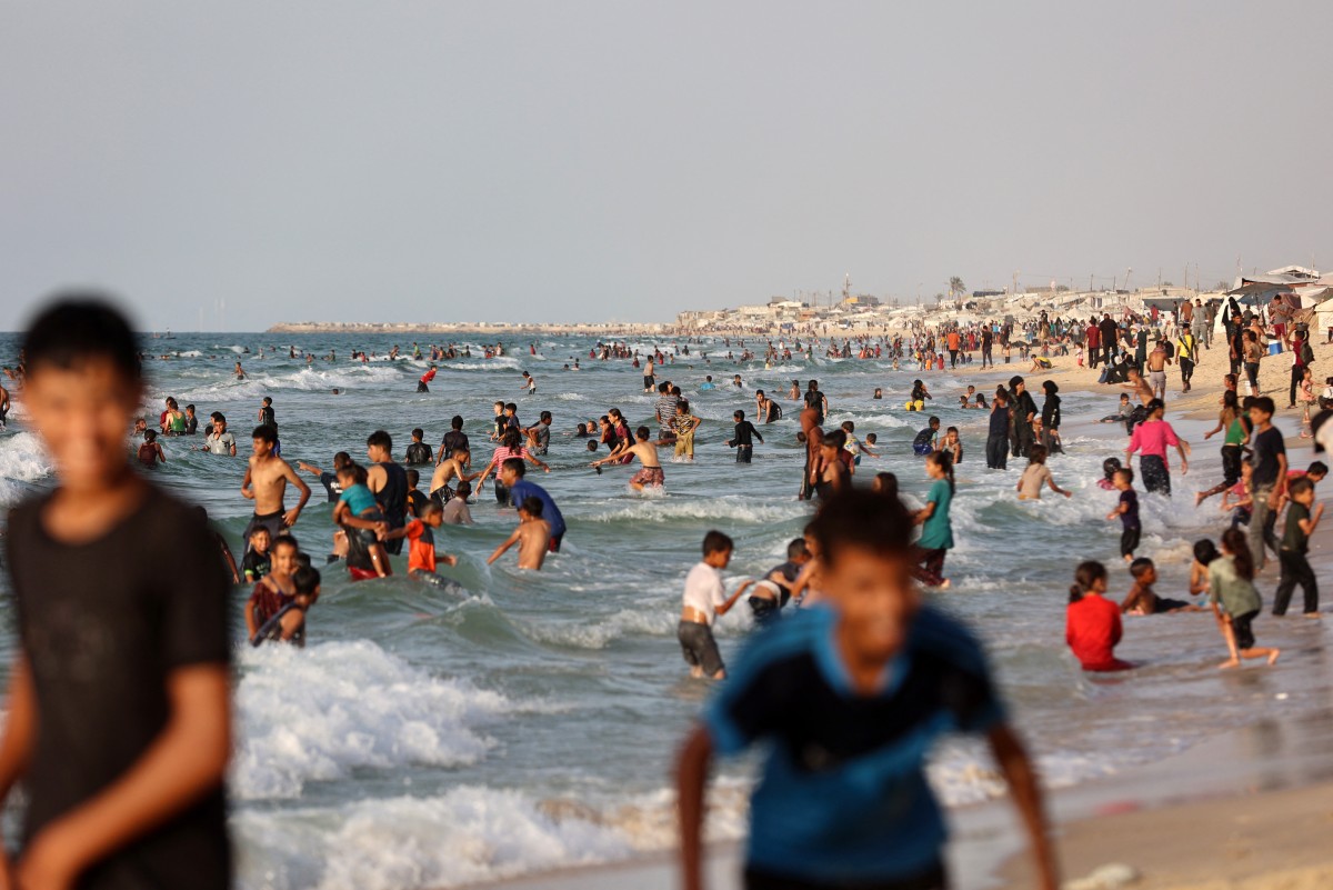 فلسطينيون في خان يونس (أ ف ب).