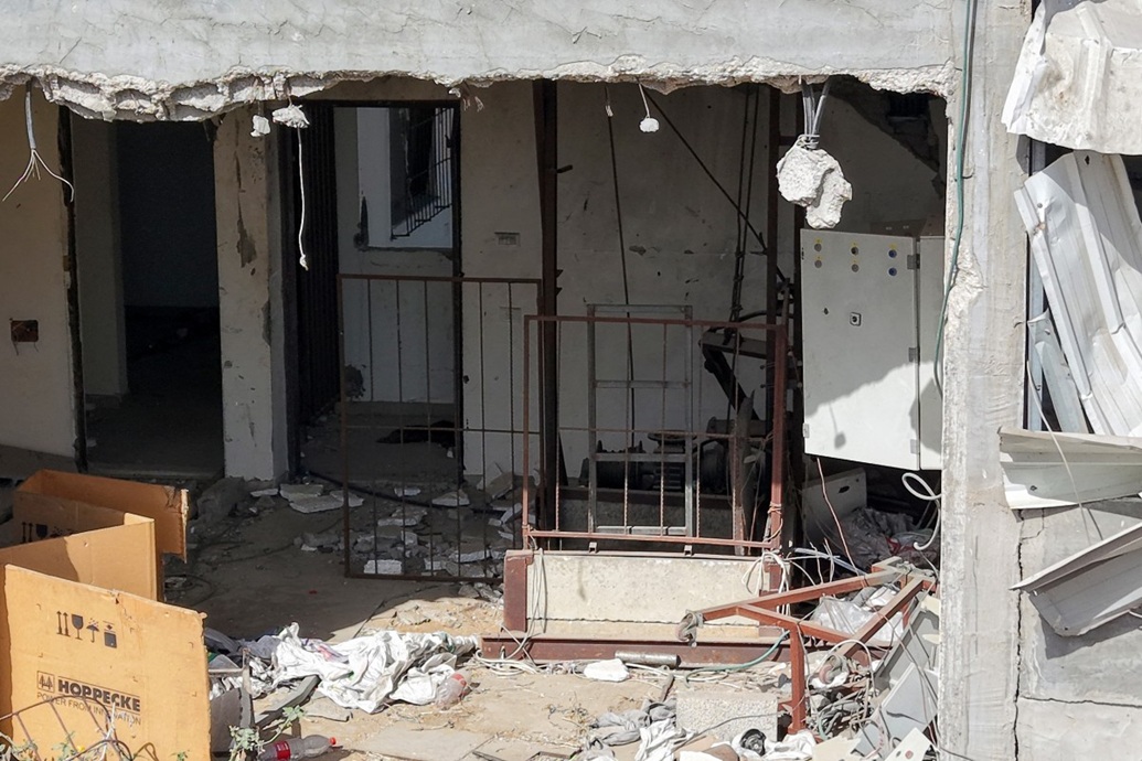 مبنى متضرر من الحرب بالقرب من المستشفى الميداني الأردني في مدينة غزة (أ ف ب)