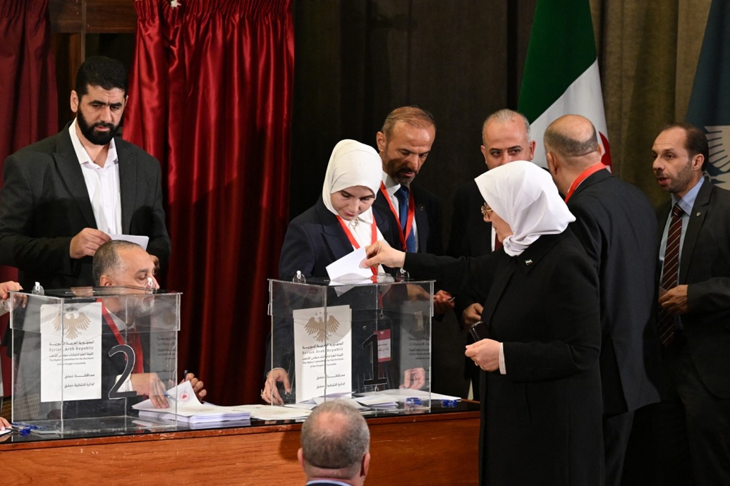 عضوة في اللجان المحلية السورية تدلي بصوتها في عملية الاختيار التي تجريها البلاد لتعيين برلمان موقت، في دمشق (أ ف ب)