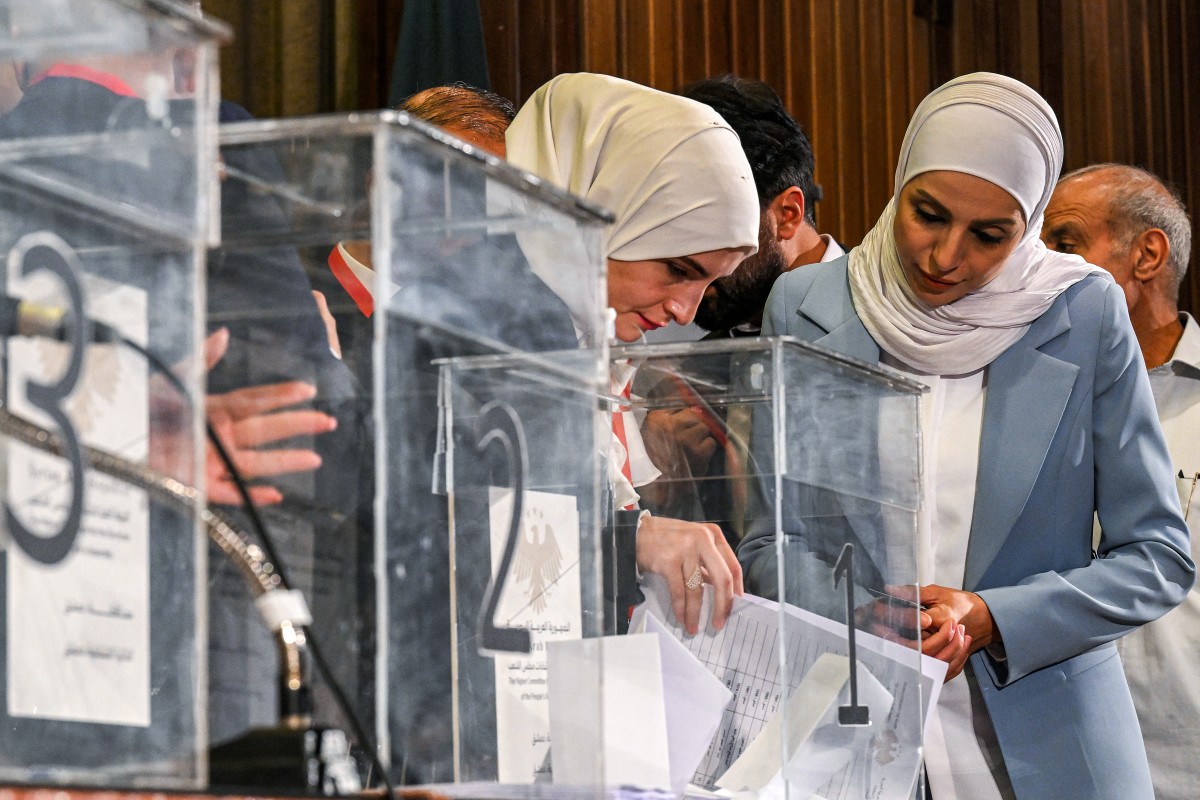 مشهد من عملية فرز الأصوات (أ ف ب)