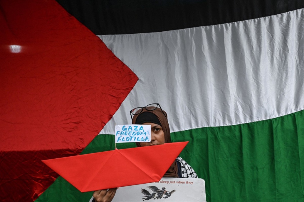 ناشطة تحمل لافتة للتعبير عن تضامنها مع الفلسطينيين خلال مظاهرة مناهضة لإسرائيل في كولكاتا (أ ف ب)