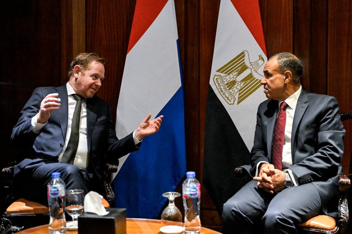 وزير الخارجية المصري بدر عبد العاطي يلتقي وزير الخارجية الهولندي ديفيد فان ويل. (أ ف ب)
