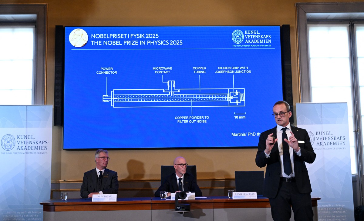   مؤتمر صحافي حول منح جائزة نوبل في الفيزياء لعام 2025 (أ ف ب). 